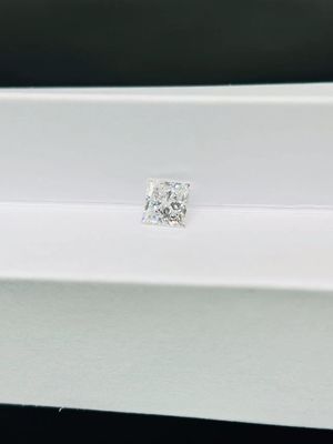 Phòng thí nghiệm CVD tổng hợp đã tạo ra đồ trang sức hình công chúa bằng kim cương trắng