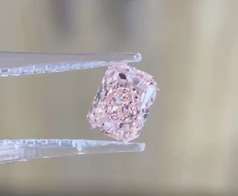 Phòng thí nghiệm được IGI chứng nhận đã tạo ra kim cương màu Fancy Intense Pink VS1 Radiant Loose Diamond
