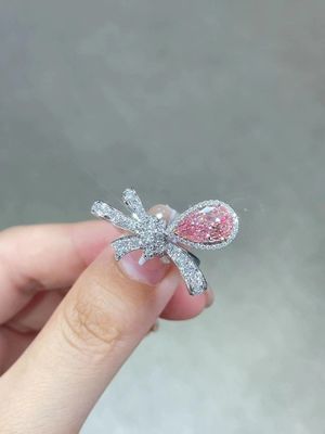 Phòng thí nghiệm phát triển màu hồng sáng hình quả lê CVD Kim cương tổng hợp Nhẫn vàng trắng 18k