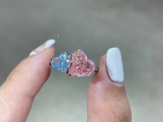 Nhẫn kim cương màu hồng và xanh Lab trưởng thành hình trái tim sinh đôi Nhẫn vàng trắng 18k