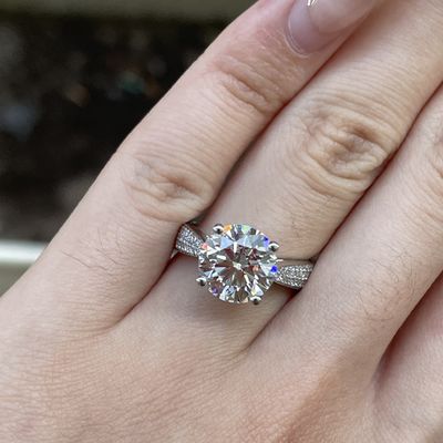 Nhẫn kim cương 18K vàng thật được sản xuất trong phòng thí nghiệm được IGI chứng nhận cho đám cưới đính hôn.