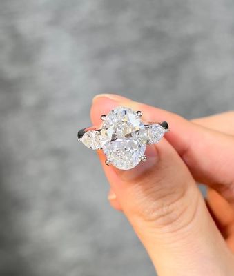 Phòng thí nghiệm làm kim cương đồ trang sức ba viên đá đính hôn nhẫn cưới kim cương canh tác
