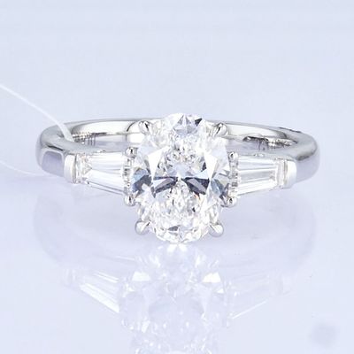 Nhẫn kim cương màu trắng 18k Lab trưởng thành Ba đá thiết kế 1ct + D VVS2 thiết kế cổ điển hình bầu dục