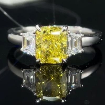 1.22ct Nhẫn kim cương phát triển trong phòng thí nghiệm với kim cương vàng 3 viên đá phong cách trang sức tùy chỉnh