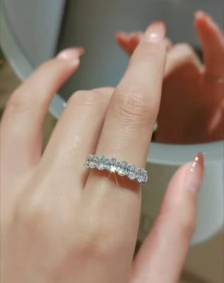 Chiếc nhẫn cưới bằng kim cương