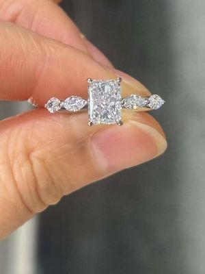 Nhẫn đính hôn bạch kim có kim cương nuôi cấy cắt Radiant 1.04ct được chứng nhận IGI PT950